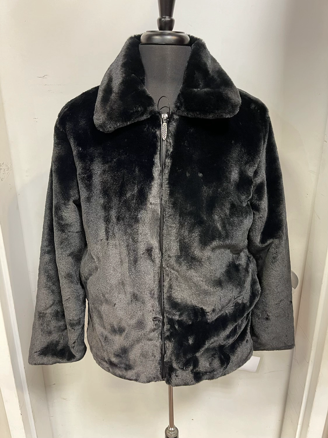 ¡Blast Blue Martini! La chaqueta de piel FUR I BLACK: ¡Un toque rebelde y elegante para ti!